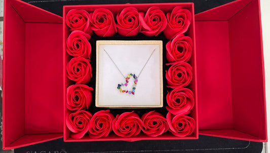 SCATOLA ROSSA CON ROSE E GIOIELLO SAN VALENTINO