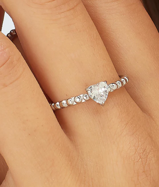Anello regolabile in acciaio con cuore bianco