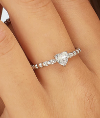Anello regolabile in acciaio con cuore bianco